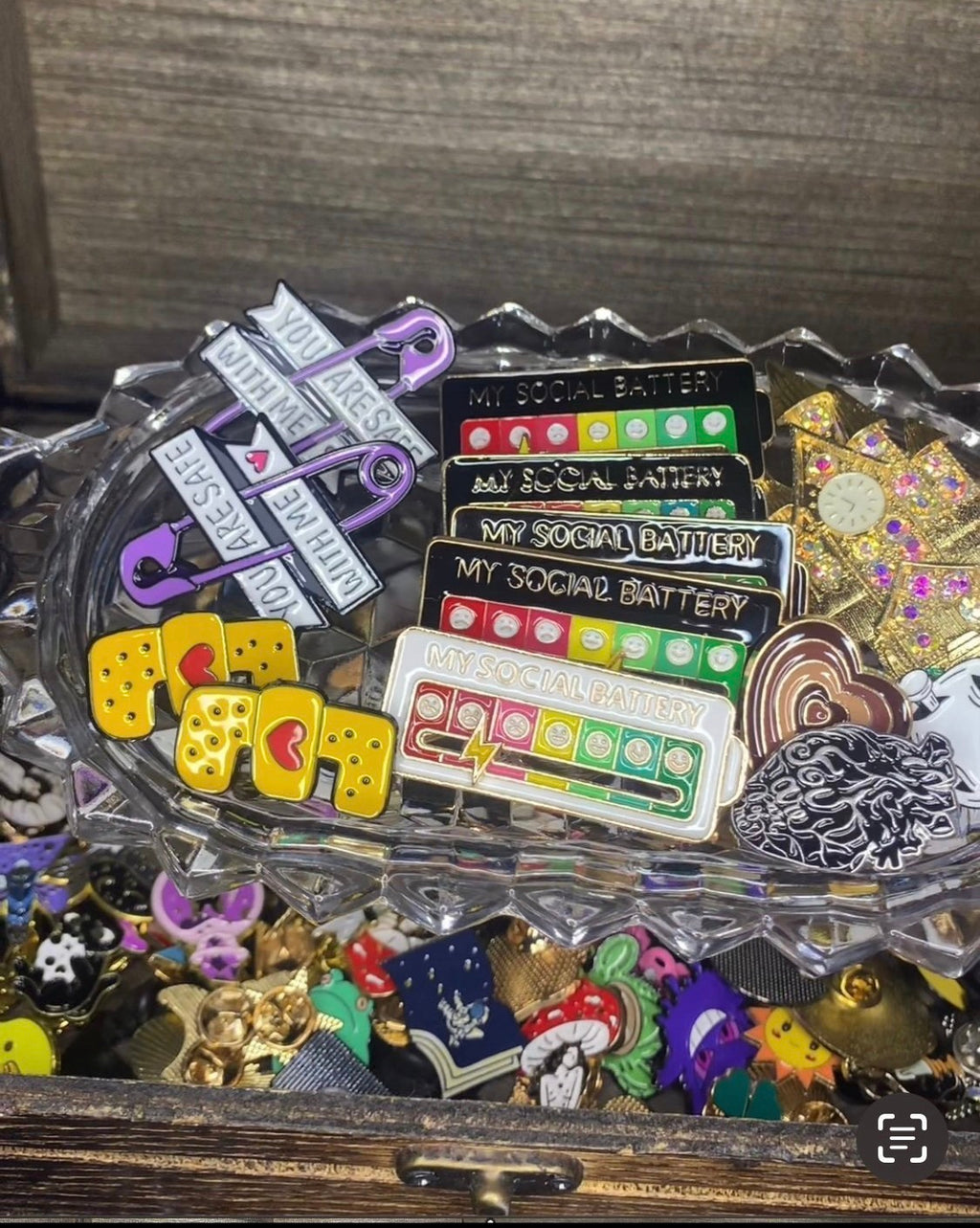 5 piece enamel pin Scoop