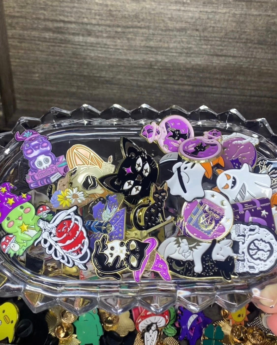 5 piece enamel pin Scoop