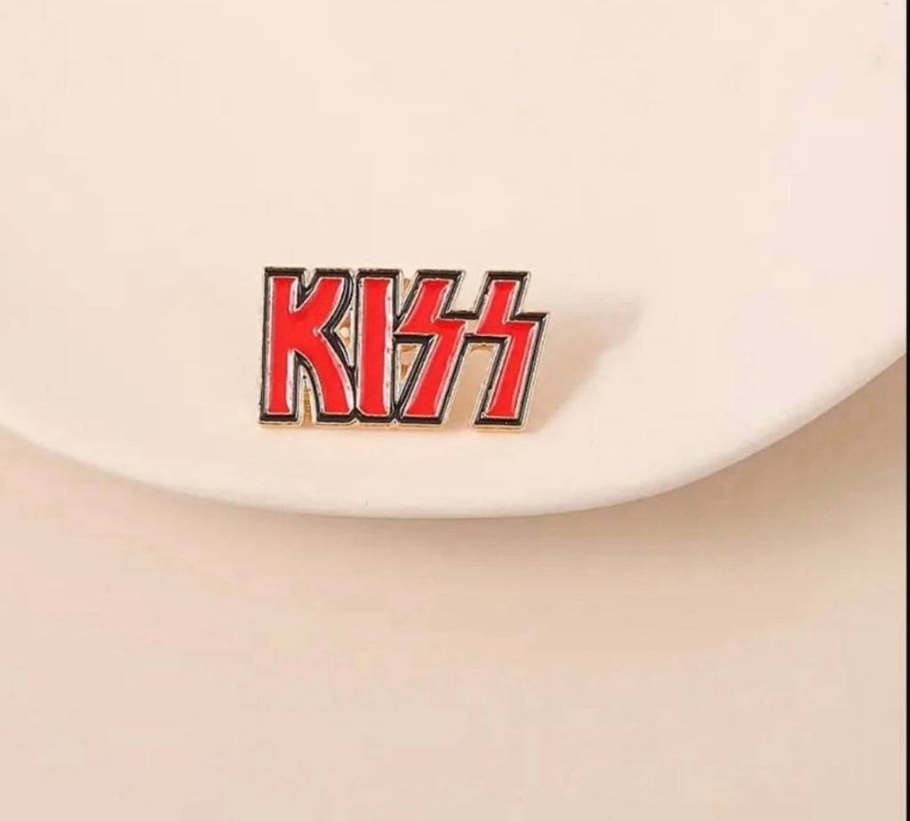 Kiss enamel pin